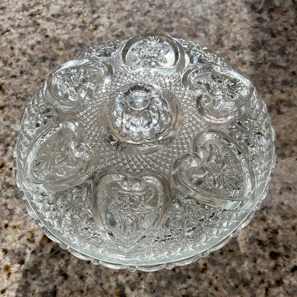 Kig Malaysia vintage glass hearth & fleur de Lis design candy or sugar bowl - Picture 3 of 7